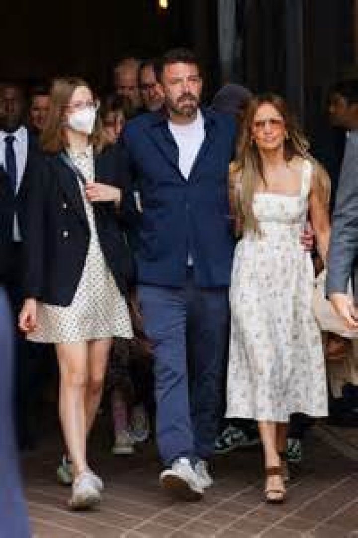 Unveiling The Mystery: Why Does Violet Affleck Wear A Face Mask?